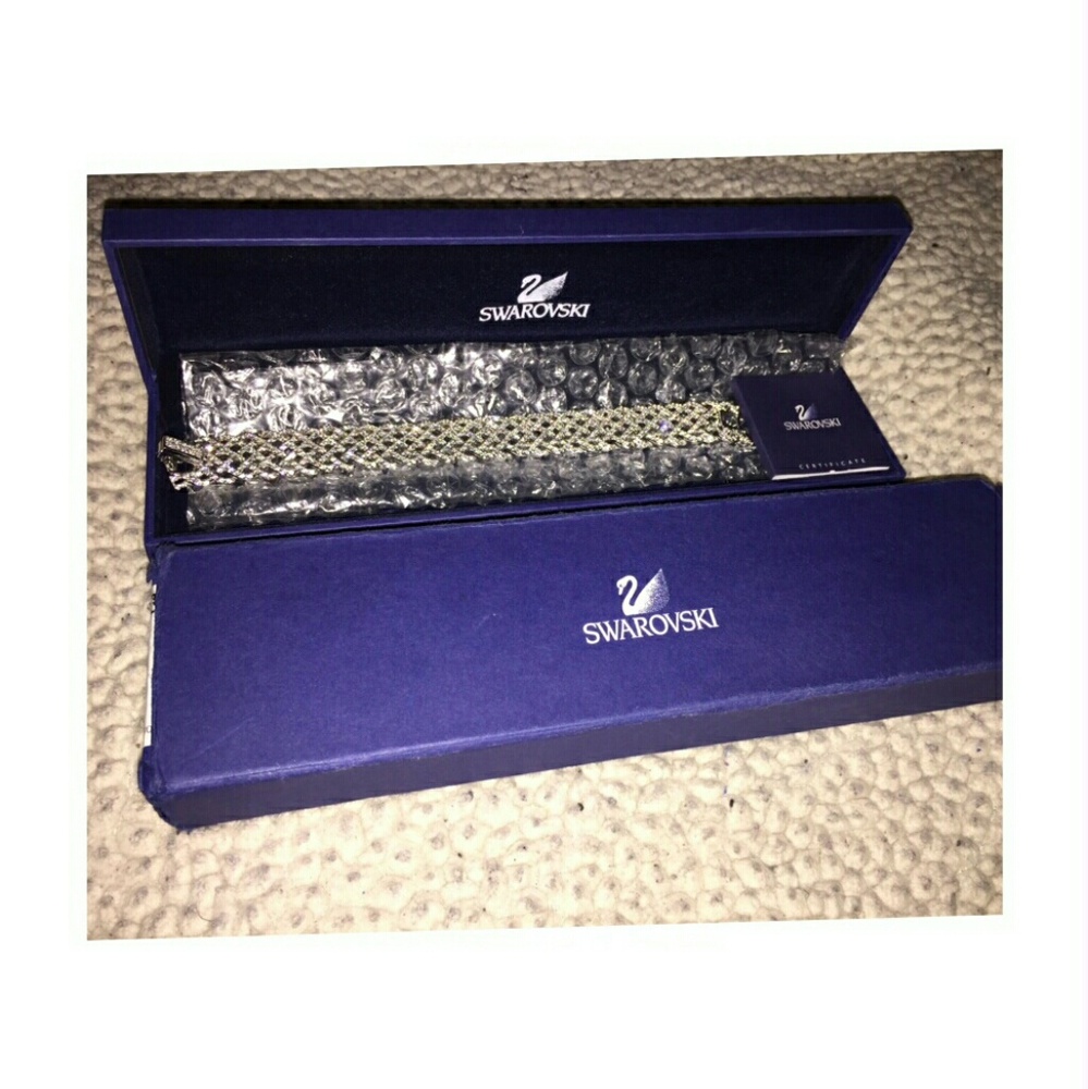 💕😍NWT SWAROVSKI CRYSTAL BRACELET😍💕 - Picture 2 of 5